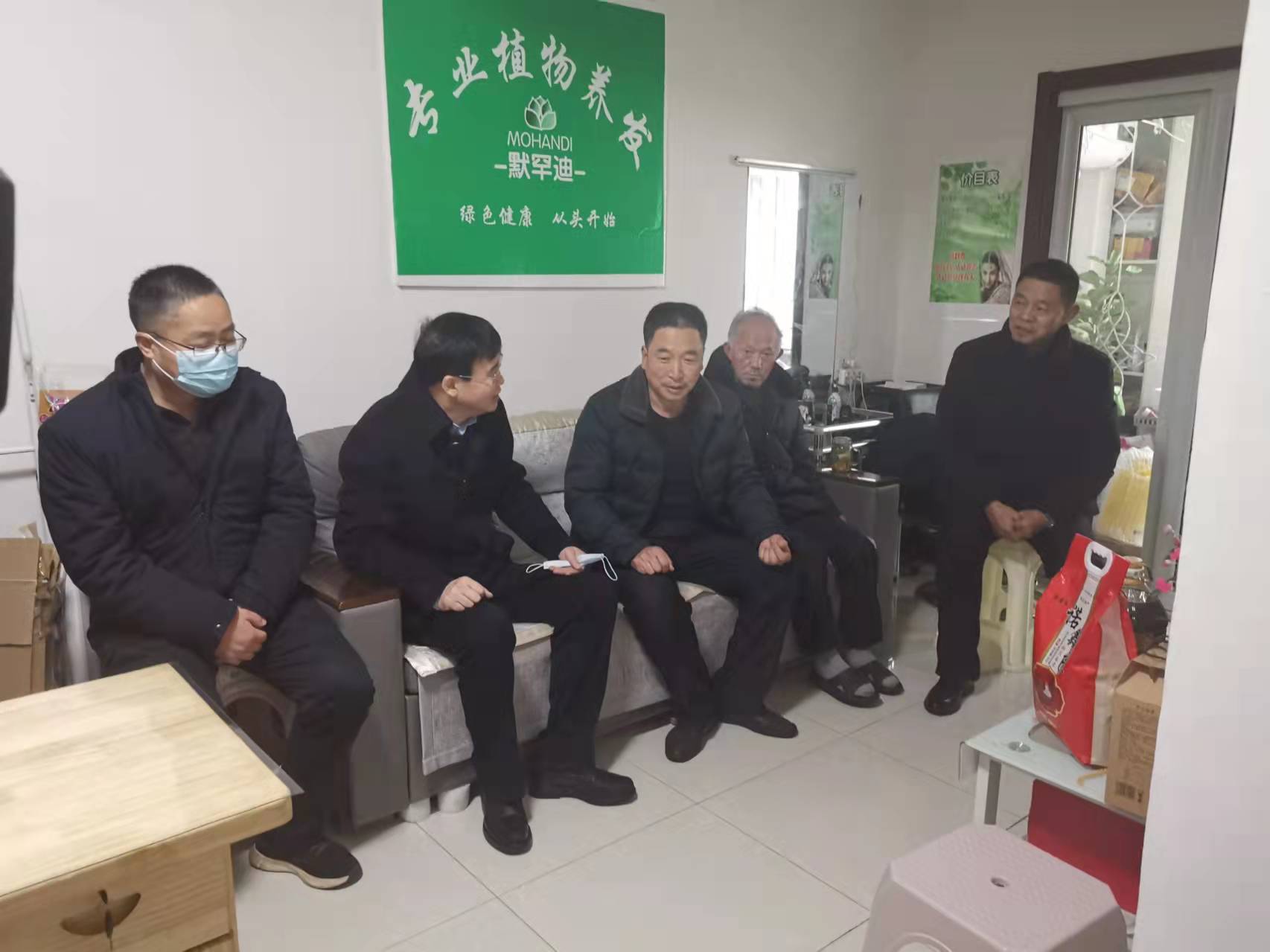 市委、市总工会领导慰问黑猫焦化困难职工