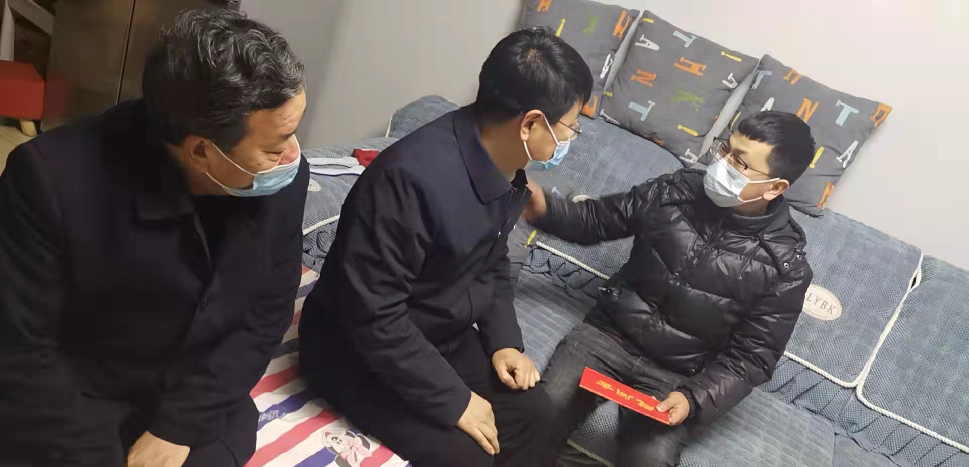 市委、市总工会领导慰问黑猫焦化困难职工